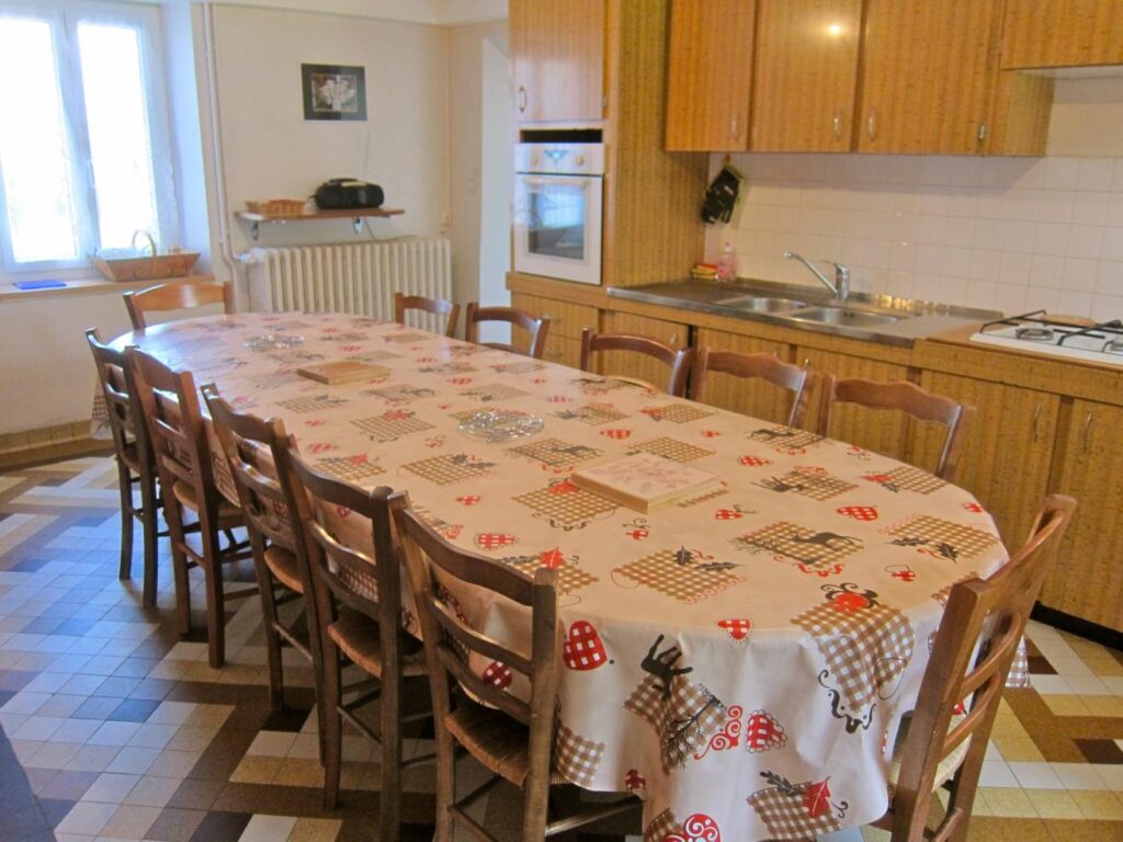 Cuisine aménagée  (four électrique, plaques de cuisson gaz, four micro ondes, lave vaisselle, réfrigérateur congélateur).
Une table d'une capacité 12 personnes .